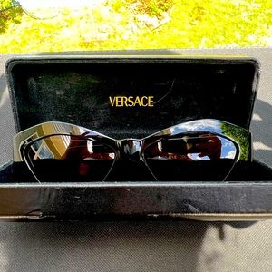 Versace sunglasses. A classic!!